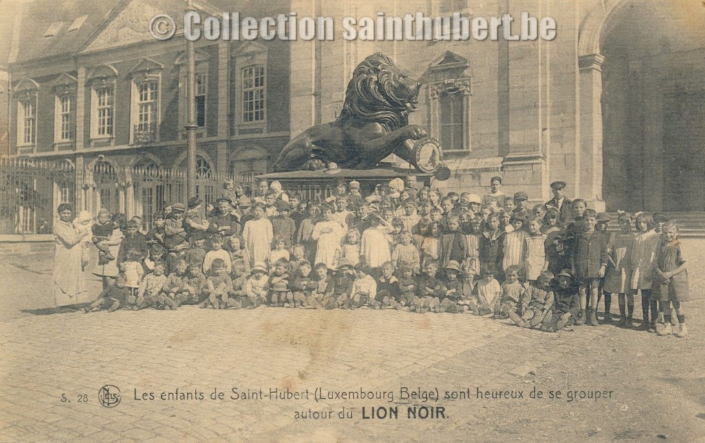 Les enfants de Saint-Hubert ( Luxembourg Belge à sont heureux de se grouper autour du LION NOIR